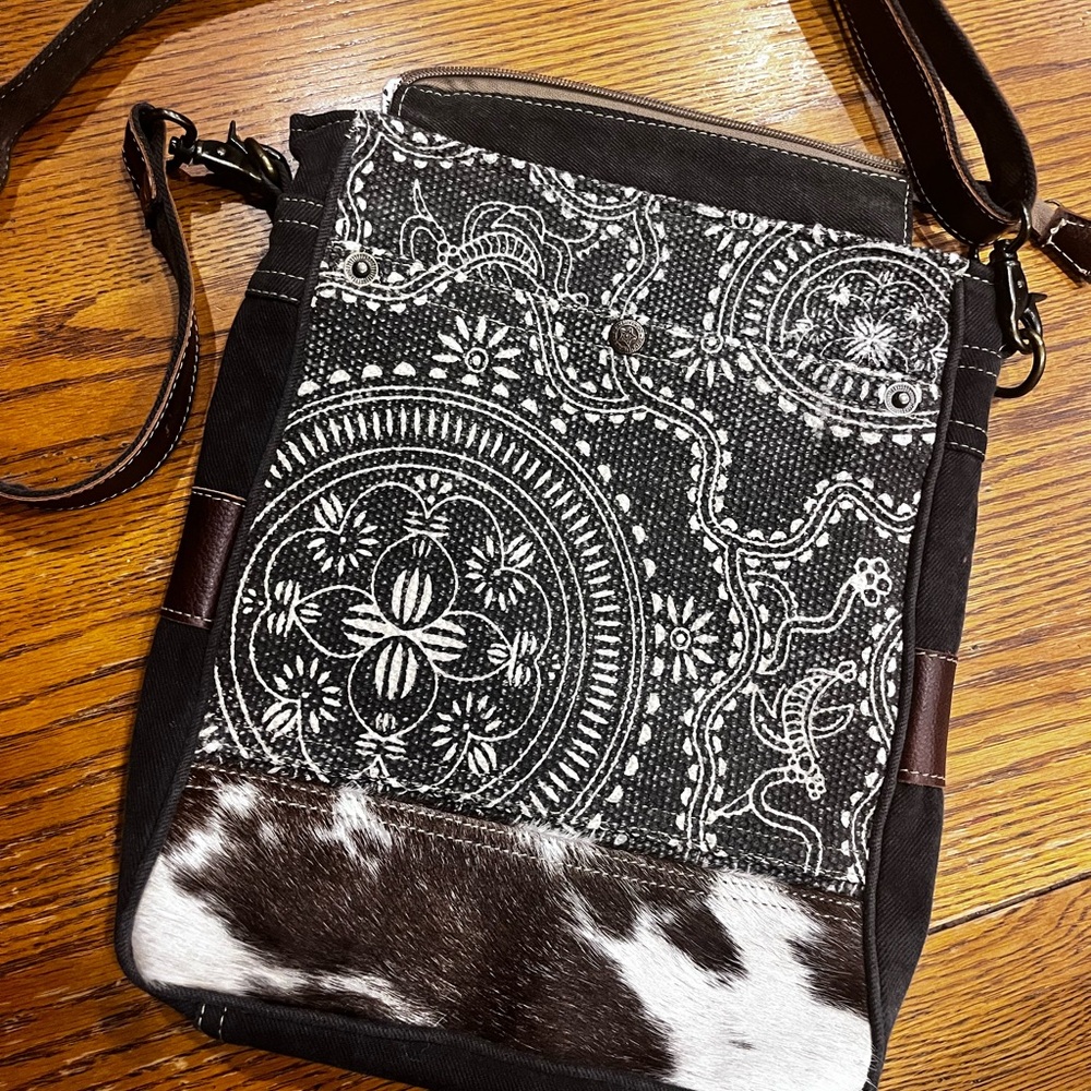 Myra cross body bag- Like new!